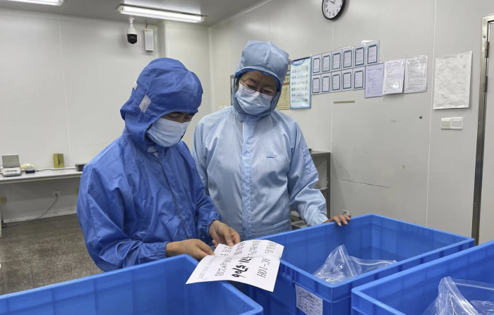 圖為第二分局執(zhí)法人員在一家化妝品生產(chǎn)企業(yè)開(kāi)展復(fù)查。