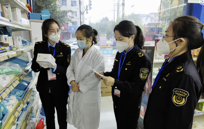 圖為11月22日，該局執(zhí)法人員在一家零售藥店檢查醫(yī)用手套。