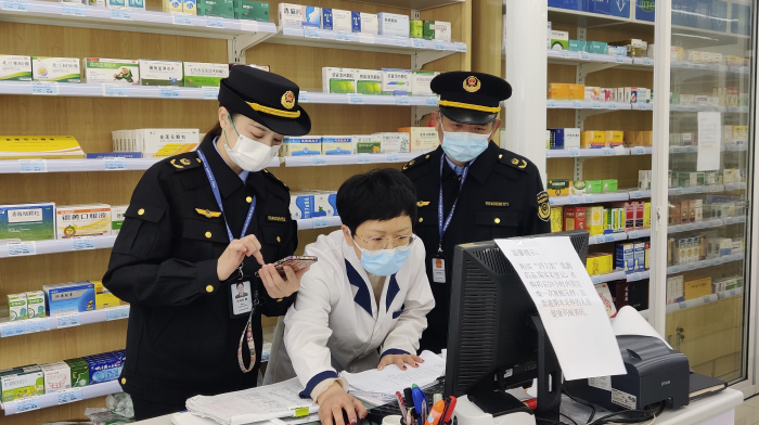 圖為該局執(zhí)法人員在一家零售藥店對(duì)購(gòu)買(mǎi)“四類(lèi)藥品”信息登記上報(bào)情況進(jìn)行現(xiàn)場(chǎng)核查。