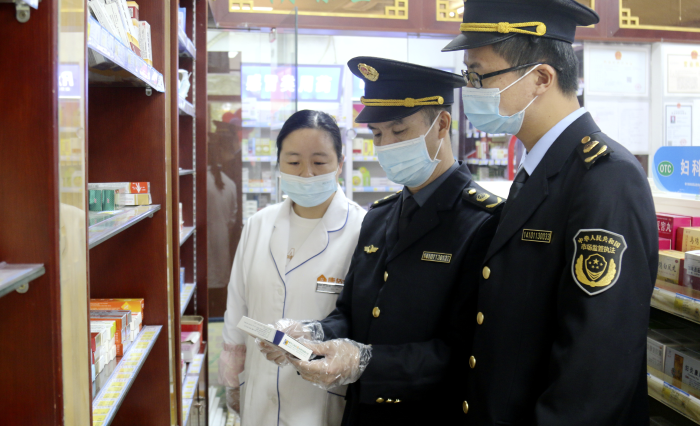 圖為該局執(zhí)法人員在一家藥店檢查疫情防控藥品。