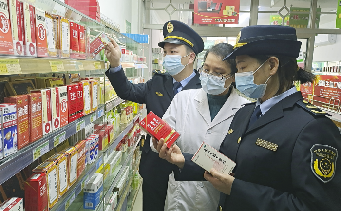 圖為11月23日，該局執(zhí)法人員在一藥店檢查。
