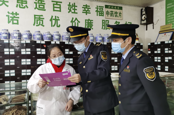 圖為11月28日，泰和縣市場(chǎng)監(jiān)管局沙村分局工作人員在一家藥店開(kāi)展宣傳活動(dòng)。