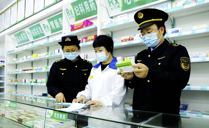 圖為11月29日，該局執(zhí)法人員在一家藥店檢查藥品的進(jìn)貨查驗(yàn)記錄。