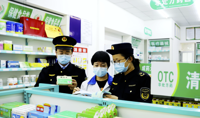 圖為12月1日，該局執(zhí)法人員在一家藥店檢查銷售“四類藥品”實名登記情況。