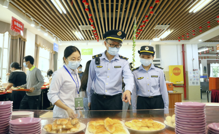 圖為南寧市市場(chǎng)監(jiān)管部門(mén)工作人員對(duì)大學(xué)自助餐廳菜品進(jìn)行現(xiàn)場(chǎng)檢查。