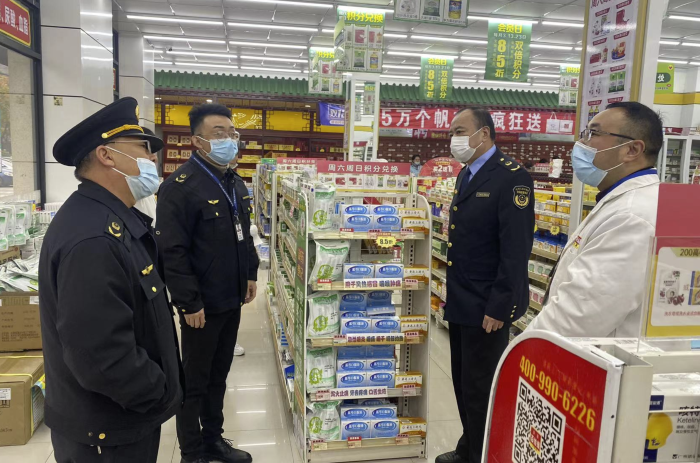 圖為滁州市市場監(jiān)管局執(zhí)法人員在一家藥店檢查防疫藥品供應情況。