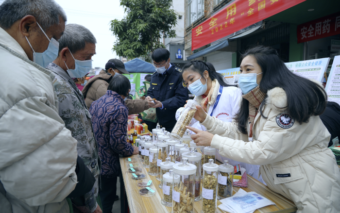 圖為工作人員現(xiàn)場(chǎng)向群眾講解常用中藥材的鑒別知識(shí)，普及藥品安全相關(guān)法律法規(guī)。