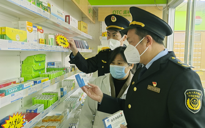 圖為12月12日，該局執(zhí)法人員在一家藥品零售企業(yè)檢查藥品。