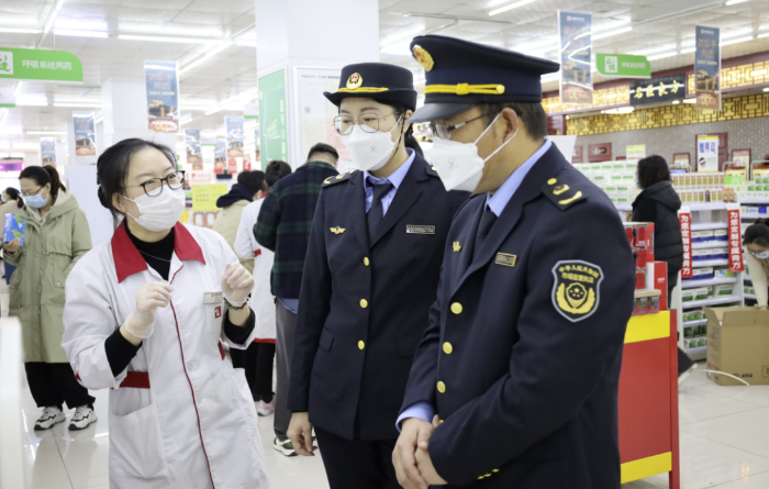圖為第四分局執(zhí)法人員在一家藥店檢查疫情防控藥品。