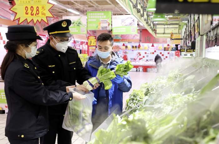 圖為該局工作人員在一家商場利用快檢設(shè)備對食品樣品進行現(xiàn)場檢測。