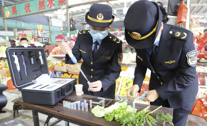 圖為該局執(zhí)法人員對食用農(nóng)產(chǎn)品樣品開展快速檢測。