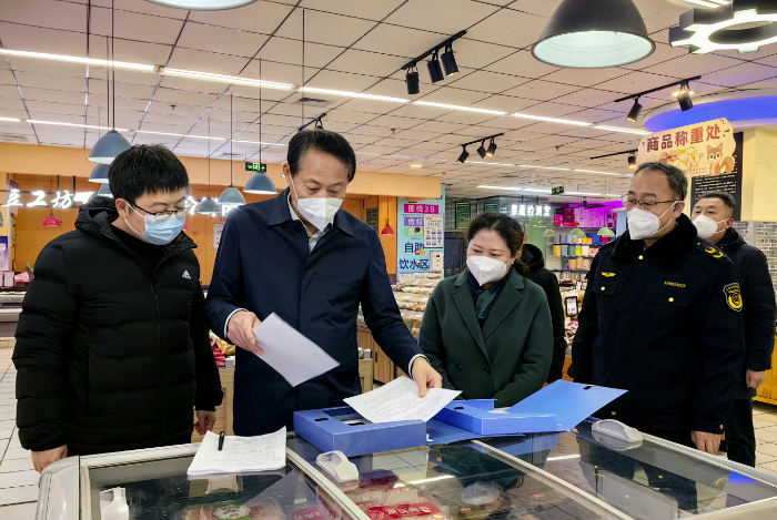圖為劉東波（左二）到微山縣督導(dǎo)包保企業(yè)食品安全工作 。