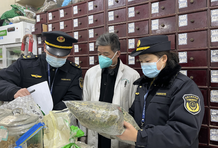 圖為執(zhí)法人員對廣藿香、黃芪、甘草、防風等防治新冠方劑相關的中藥品種開展檢查。