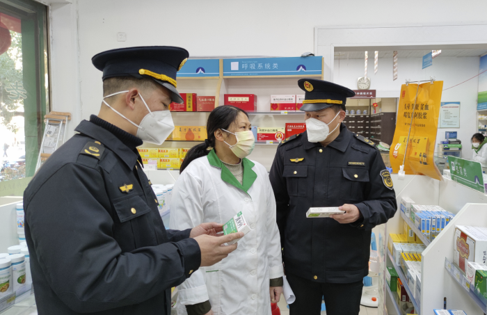 圖為12月19日，該局執(zhí)法人員在一家零售藥店檢查藥品銷售價(jià)格情況。