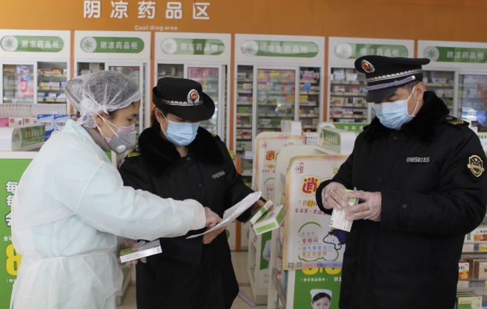 圖為12月20日，該局工作人員在一藥店開展藥品質(zhì)量和價格檢查。