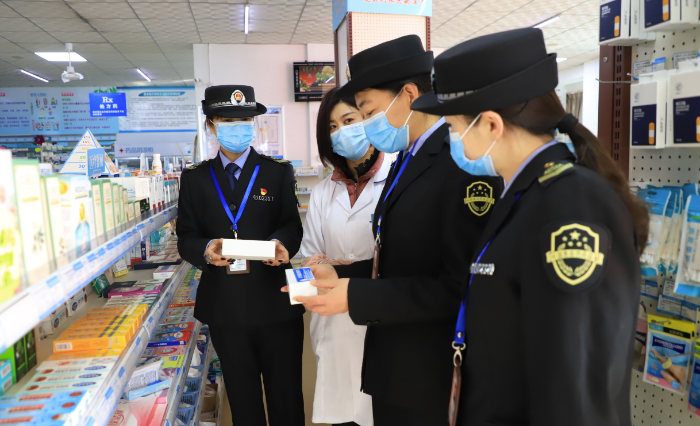 圖為該局執(zhí)法人員在一家藥店檢查藥品價(jià)格。