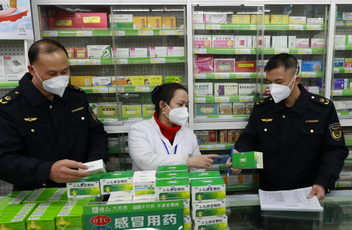 圖為該局執(zhí)法人員在一家藥店檢查涉疫藥品。