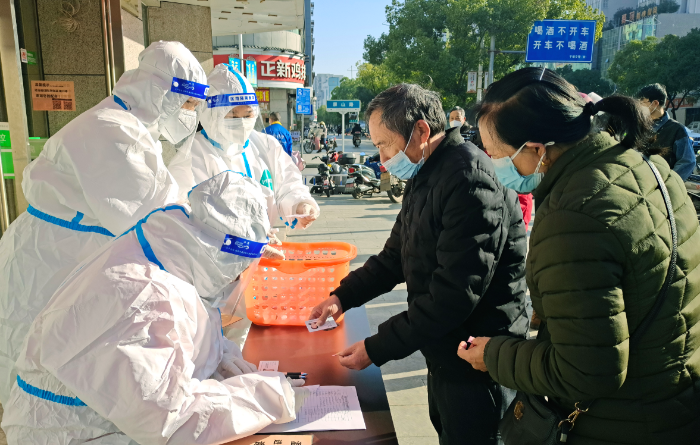 圖為12月22日，在江西省于都縣多家藥店工作人員正在免費(fèi)發(fā)放藥品。