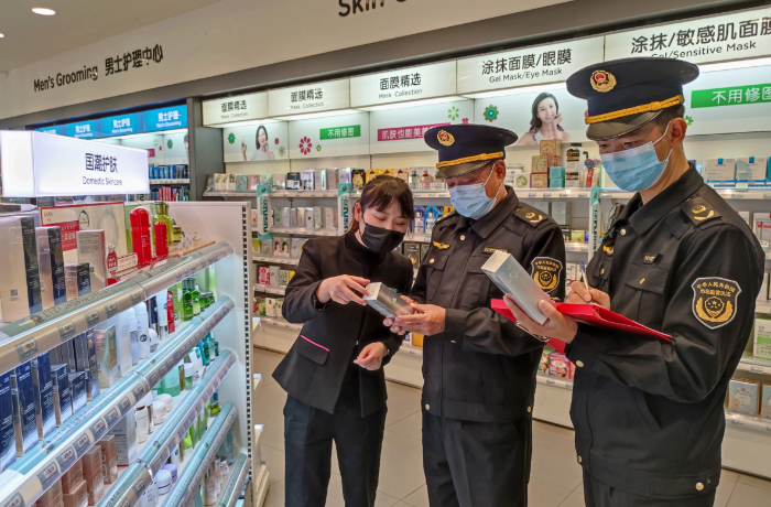 圖為該局執(zhí)法人員在一家化妝品專(zhuān)賣(mài)店檢查潤(rùn)膚霜產(chǎn)品說(shuō)明。