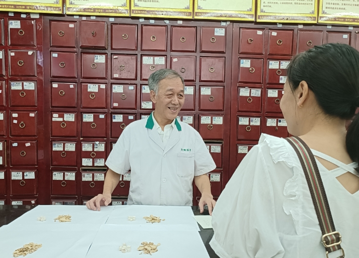 江西省-萍鄉(xiāng)市-經(jīng)開區(qū)-江西天順大藥房醫(yī)藥連鎖有限公司-余躍群-工作照
