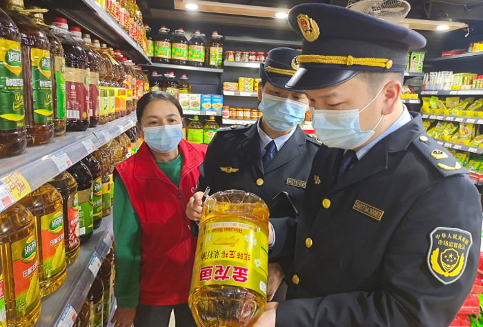 圖為1月1日，于都縣市場監(jiān)管局執(zhí)法人員在一家超市檢查食品安全。