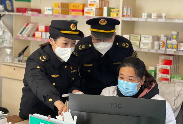 圖為縣市場監(jiān)管局執(zhí)法人員在一家藥店檢查拆零銷售專區(qū)。