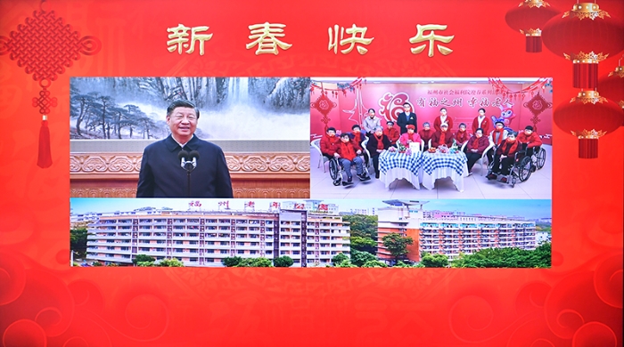 1月18日，中共中央總書(shū)記、國(guó)家主席、中央軍委主席習(xí)近平在北京通過(guò)視頻連線看望慰問(wèn)基層干部群眾，向全國(guó)各族人民致以新春的美好祝福。這是習(xí)近平通過(guò)視頻連線，同福建省福州市社會(huì)福利院的老人和護(hù)理人員親切交流。新華社記者 李濤 攝