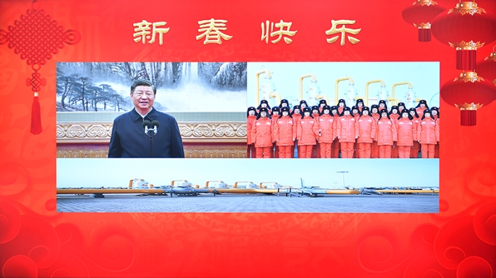 1月18日，中共中央總書(shū)記、國(guó)家主席、中央軍委主席習(xí)近平在北京通過(guò)視頻連線看望慰問(wèn)基層干部群眾，向全國(guó)各族人民致以新春的美好祝福。這是習(xí)近平通過(guò)視頻連線，同塔里木油田公司輪南油氣儲(chǔ)運(yùn)中心西氣東輸?shù)谝徽究死瘹鈪^(qū)員工親切交流。新華社記者 李濤 攝