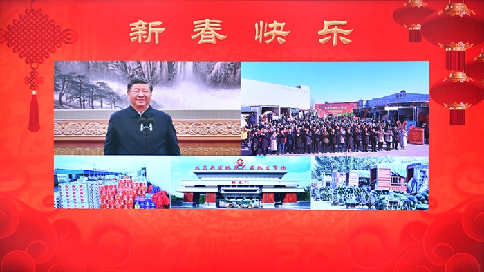 1月18日，中共中央總書(shū)記、國(guó)家主席、中央軍委主席習(xí)近平在北京通過(guò)視頻連線看望慰問(wèn)基層干部群眾，向全國(guó)各族人民致以新春的美好祝福。這是習(xí)近平通過(guò)視頻連線，同北京新發(fā)地農(nóng)產(chǎn)品批發(fā)市場(chǎng)的商戶(hù)和采購(gòu)年貨的群眾親切交流。新華社記者 李濤 攝