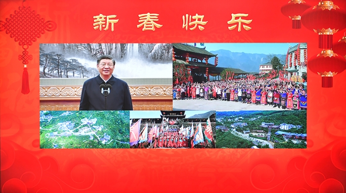 1月18日，中共中央總書(shū)記、國(guó)家主席、中央軍委主席習(xí)近平在北京通過(guò)視頻連線看望慰問(wèn)基層干部群眾，向全國(guó)各族人民致以新春的美好祝福。這是習(xí)近平通過(guò)視頻連線，同四川省綿陽(yáng)市北川羌族自治縣石椅村的鄉(xiāng)親們和游客親切交流。新華社記者 李濤 攝