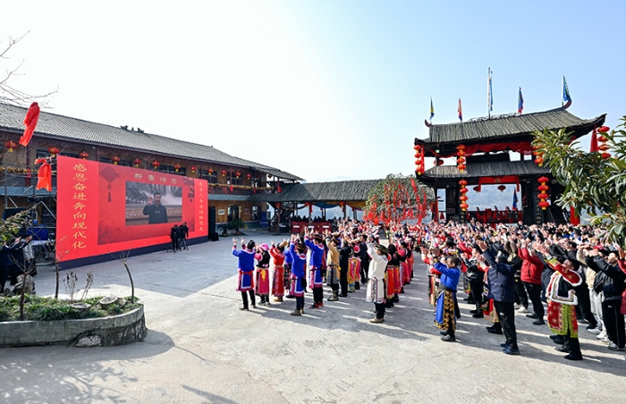 1月18日，中共中央總書(shū)記、國(guó)家主席、中央軍委主席習(xí)近平在北京通過(guò)視頻連線看望慰問(wèn)基層干部群眾，向全國(guó)各族人民致以新春的美好祝福。這是習(xí)近平通過(guò)視頻連線，同四川省綿陽(yáng)市北川羌族自治縣石椅村的鄉(xiāng)親們和游客親切交流。新華社記者 殷博古 攝