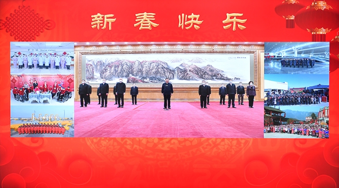 1月18日，中共中央總書(shū)記、國(guó)家主席、中央軍委主席習(xí)近平在北京通過(guò)視頻連線看望慰問(wèn)基層干部群眾，向全國(guó)各族人民致以新春的美好祝福。李強(qiáng)、蔡奇、丁薛祥等陪同看望慰問(wèn)。新華社記者 李濤 攝