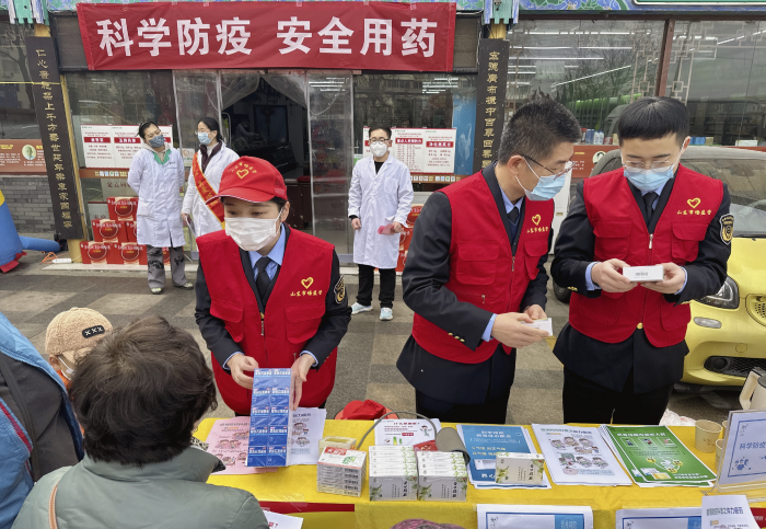 圖為第二分局志愿者向群眾普及合理用藥知識(shí)。