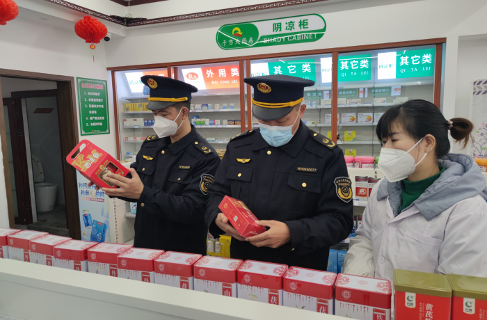 圖為該局執(zhí)法人員在一家零售藥店檢查西洋參質量。