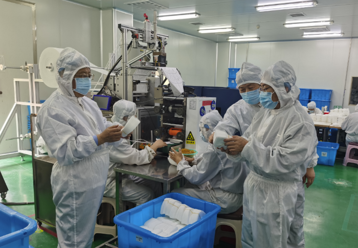 圖為第五分局執(zhí)法人員在一家企業(yè)檢查藥品生產(chǎn)情況。