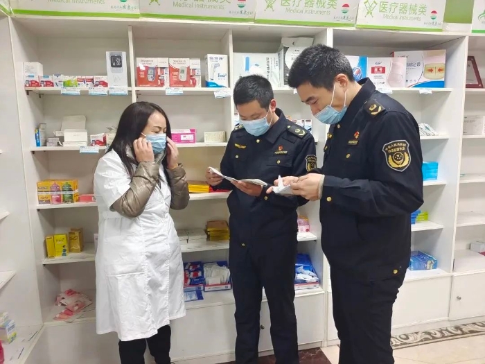 執(zhí)法人員向藥店工作人員了解相關信息