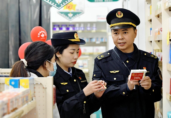 圖為2月6日，該局珍溪鎮(zhèn)市場監(jiān)管所執(zhí)法人員在檢查防疫藥品質(zhì)量。.jpg
