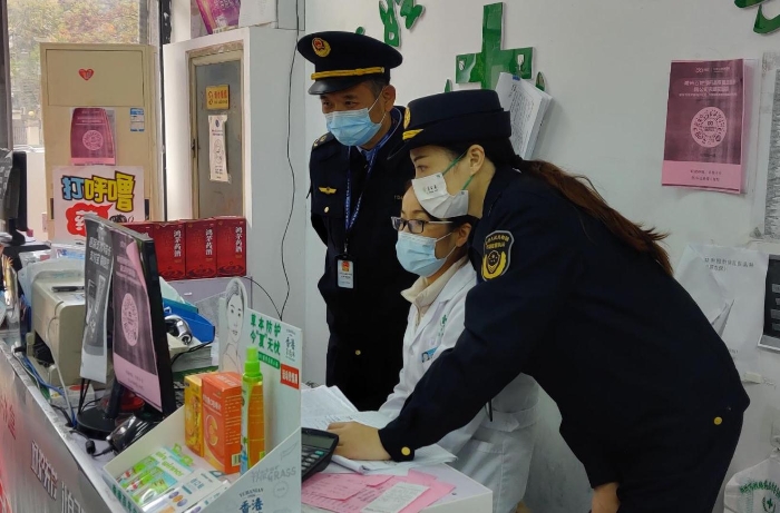 圖為該局執(zhí)法人員在零售藥店對(duì)涉疫藥品的購(gòu)銷(xiāo)情況進(jìn)行現(xiàn)場(chǎng)核查。