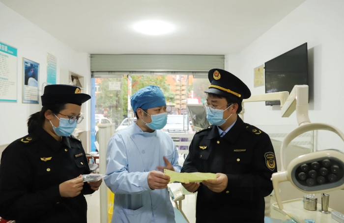圖為2月7日，該局執(zhí)法人員在一家口腔診所檢查藥械使用情況。