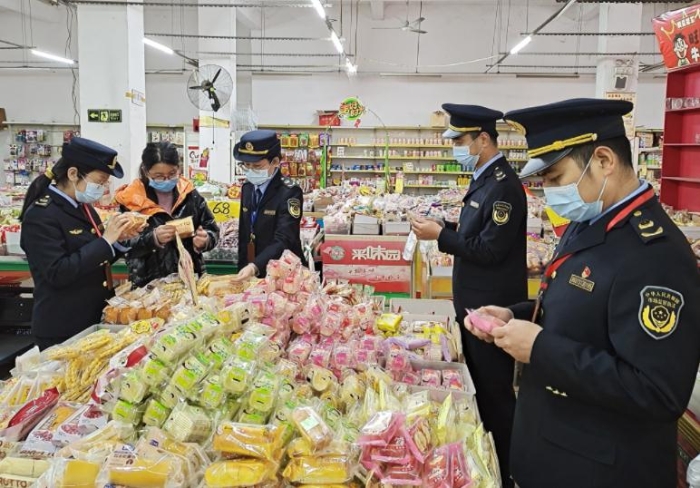 2月8日，該局執(zhí)法人員在一家鄉(xiāng)鎮(zhèn)食品店內(nèi)檢查食品。