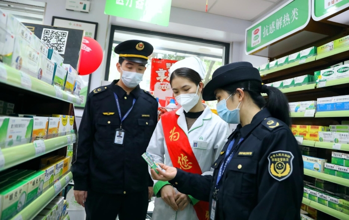 圖為該局執(zhí)法人員在一家零售藥店開(kāi)展執(zhí)法檢查。