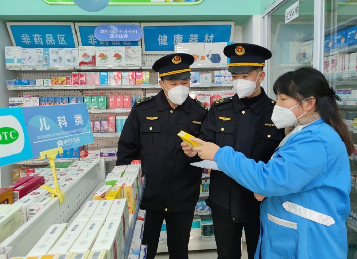 圖為該局執(zhí)法人員在檢查兒童止瀉藥品。