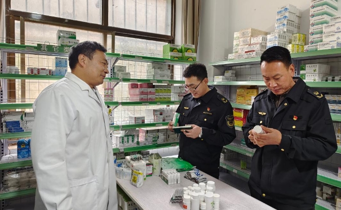 圖為該局執(zhí)法人員在一家藥店進(jìn)行抽檢。