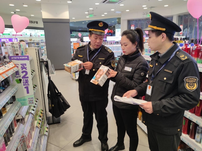 圖為2月14日執(zhí)法人員在化妝品專賣店檢查情形。