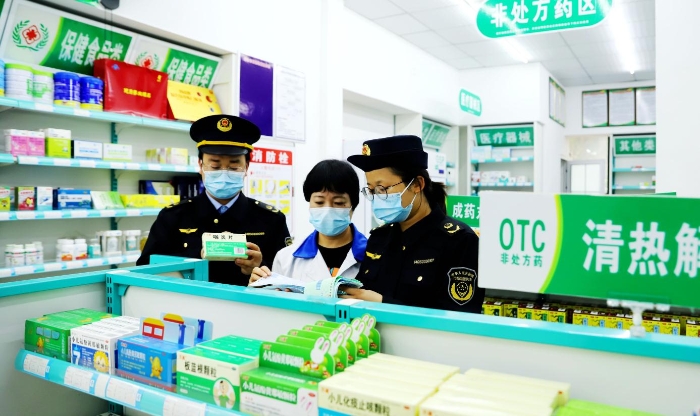 圖為2月14日，該局執(zhí)法人員在一家藥店檢查