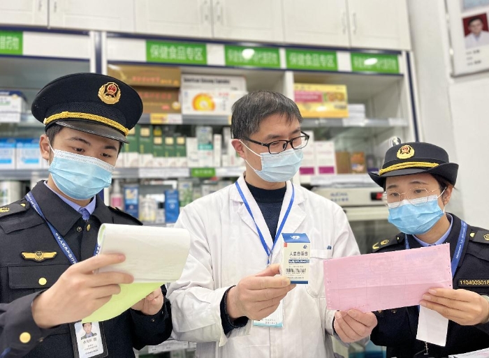 圖為該局執(zhí)法人員對藥店在售人血白蛋白進(jìn)貨記錄進(jìn)行核對。