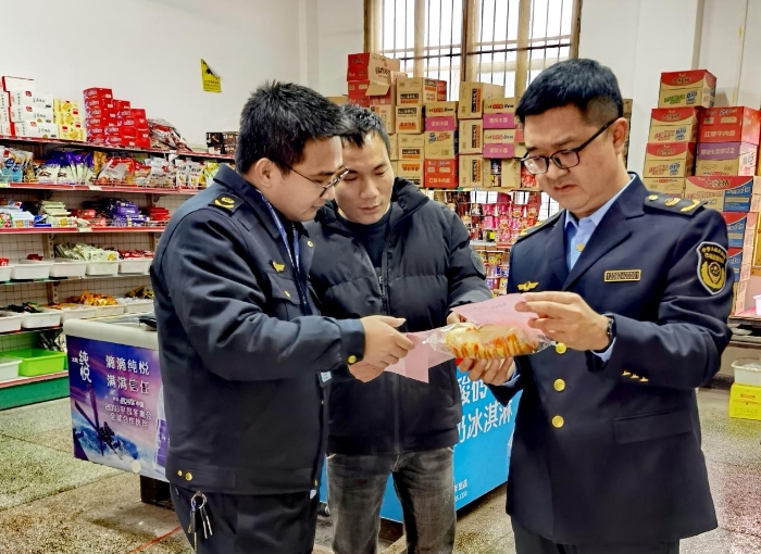 圖為執(zhí)法人員在新田縣城東中學(xué)周邊商店開展食品安全執(zhí)法檢查。