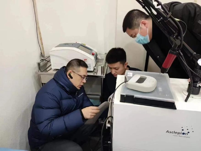 圖為工作人員對(duì)醫(yī)療美容機(jī)構(gòu)進(jìn)行指導(dǎo)