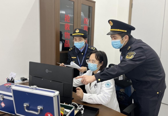 圖為該局執(zhí)法人員對校醫(yī)院的藥品進貨記錄進行核對。