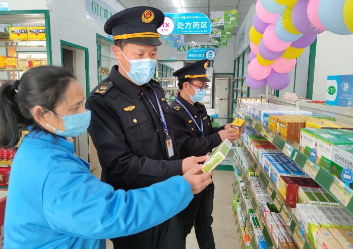 圖為2月17日，該局執(zhí)法人員在一家零售藥店檢查防疫藥品質(zhì)量。